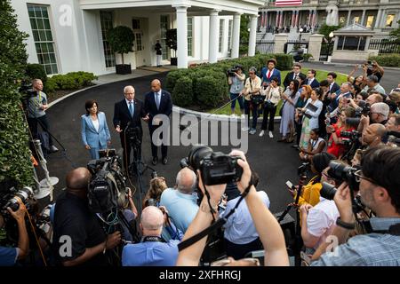 Washington, Usa. Juli 2024. Sprechen Sie vor dem Westflügel nach einem Treffen mit Präsident Biden im Weißen Haus am 3. Juli 2024 in Washington, DC Biden traf sich mit demokratischen Gouverneuren, um sie zu beruhigen, nachdem viele in seiner ersten Präsidentschaftsdebatte mit dem ehemaligen Präsidenten Donald Trump letzte Woche eine schwache Leistung bezeichneten. (Foto: Samuel Corum/SIPA USA) Credit: SIPA USA/Alamy Live News Stockfoto