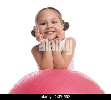 Niedliches kleines Mädchen mit passendem Ball auf weißem Hintergrund Stockfoto