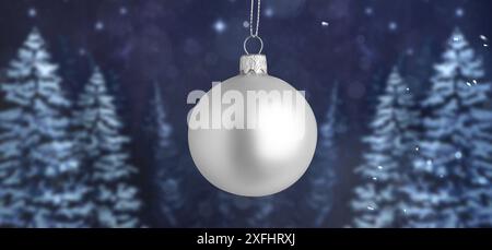Weiße Weihnachtskugeln vor verschneiten Wäldern, Bannerdesign Stockfoto