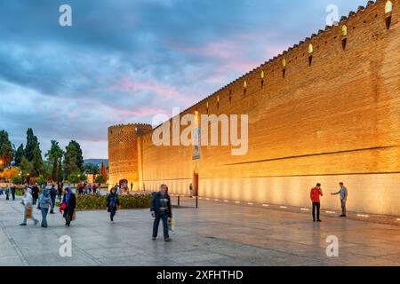 Shiraz, Iran - 29. Oktober 2018: Fantastischer Blick auf die Karim Khan Zitadelle (Arg-e-Karim Khan) bei Sonnenuntergang. Fantastische iranische Architektur. Stockfoto