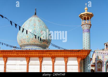 Shiraz, Iran - 29. Oktober 2018: Fantastischer Blick auf Kuppel und Minarett der Shah Cheragh Moschee und Mausoleum auf blauem Himmel Hintergrund. Stockfoto