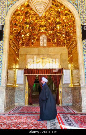 Shiraz, Iran - 29. Oktober 2018: Fantastischer Blick auf den Eingang zur Shah Cheragh Moschee und zum Mausoleum. Die Decke ist mit vergoldeten Fliesen dekoriert. Stockfoto