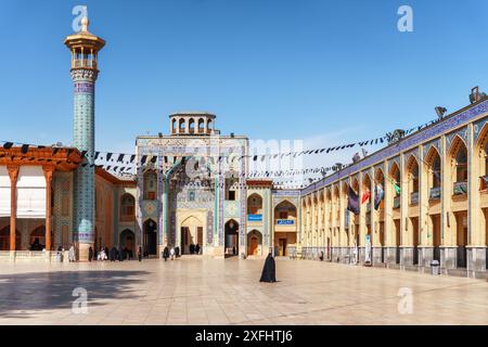 Shiraz, Iran - 29. Oktober 2018: Herrlicher Blick auf den Innenhof und das malerische Tor der Shah Cheragh Moschee und des Mausoleums. Stockfoto