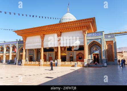 Shiraz, Iran - 29. Oktober 2018: Malerischer Blick auf die Shah Cheragh Moschee und das Mausoleum auf blauem Himmel Hintergrund. Herrliche islamische Architektur. Stockfoto