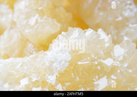 Nahaufnahme des traditionellen persischen Kristallzuckers. Iranische Steinbonbons. Nabat (misri) ist ein Teil der Teekultur des Nahen Ostens. Stockfoto
