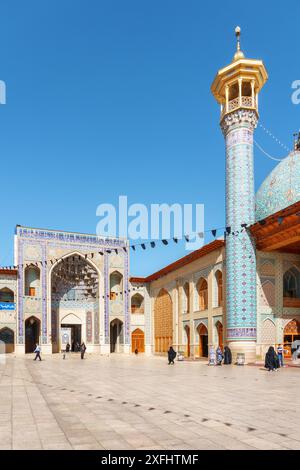 Shiraz, Iran - 29. Oktober 2018: Herrlicher Blick auf den Innenhof und das malerische Tor der Shah Cheragh Moschee und des Mausoleums. Stockfoto