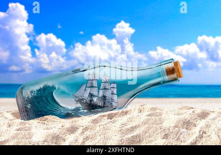 Schiff in der Flasche auf einem Strandsand unter bewölktem blauen Himmel Stockfoto