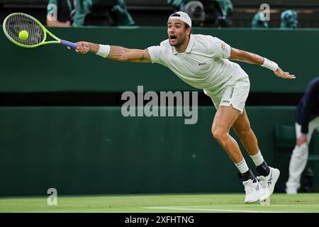 London, Großbritannien. Juli 2024. MATTEO BERRETTINI aus Italien kehrt mit Vorhand während der Wimbledon-Meisterschaft zurück. (Kreditbild: © Mathias Schulz/ZUMA Press Wire) NUR REDAKTIONELLE VERWENDUNG! Nicht für kommerzielle ZWECKE! Stockfoto