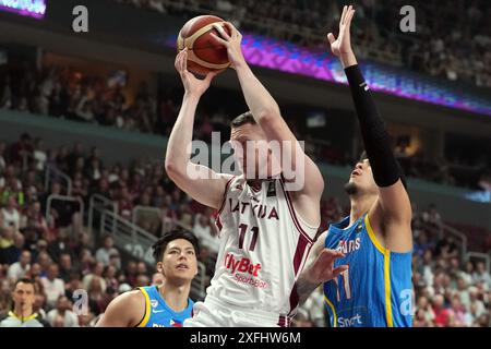 Riga, Lettland. Juli 2024. Rolands Smits (C) von Lettland tritt beim FIBA-Qualifikationsspiel 2024 der Gruppe A zwischen Lettland und den Philippinen in Riga, Lettland, am 3. Juli 2024 an. Quelle: Edijs Palens/Xinhua/Alamy Live News Stockfoto