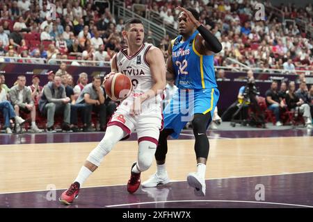 Riga, Lettland. Juli 2024. Rihards Lomazs (L) von Lettland streitet mit Justin Brownlee von den Philippinen während des FIBA Men's Olympic Qualifying Tournament 2024 Gruppenspiel zwischen Lettland und den Philippinen in Riga, Lettland, 3. Juli 2024. Quelle: Edijs Palens/Xinhua/Alamy Live News Stockfoto