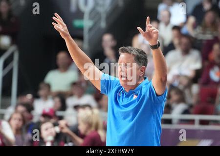 Riga, Lettland. Juli 2024. Cheftrainer der Philippinen Tim Cone reagierte beim FIBA Men's Olympic Qualifying Tournament 2024 Gruppenspiel zwischen Lettland und den Philippinen in Riga, Lettland, am 3. Juli 2024. Quelle: Edijs Palens/Xinhua/Alamy Live News Stockfoto