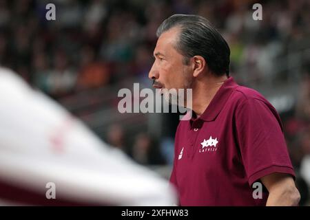 Riga, Lettland. Juli 2024. Luca Banchi, Cheftrainer von Lettland, reagiert auf das Gruppenspiel der FIBA Zur Olympischen Qualifikation der Männer 2024 zwischen Lettland und den Philippinen in Riga, Lettland, 3. Juli 2024. Quelle: Edijs Palens/Xinhua/Alamy Live News Stockfoto