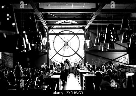 Schwarz-weiß-Perspektive auf die Uhr im Restaurant des Musée d'Orsay Stockfoto
