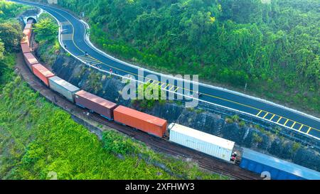 Der Hai Van Pass aus der Vogelperspektive ist ein etwa langer Bergpass an der National Route 1A in Vietnam. Stockfoto