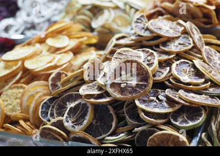 Getrocknete Zitrusfrüchte werden am Marktstand für lebendige und gesunde Snacks präsentiert Stockfoto