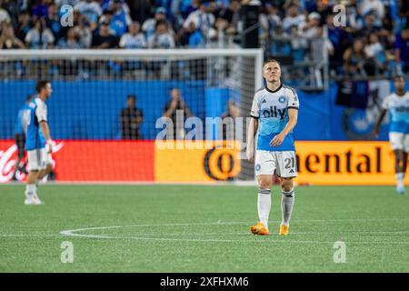 Charlotte, NC, USA. Juli 2024. Charlotte FC-Verteidiger Jere Uronen (21) geht nach der Niederlage gegen Inter Miami im Major League Soccer Match Up im Bank of America Stadium in Charlotte, NC. (Scott KinserCal Sport Media). Quelle: csm/Alamy Live News Stockfoto