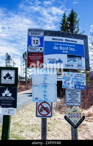 Verschiedene Schilder auf dem Trans Canada Trail in Edmunston, New Brunswick, Kanada Stockfoto