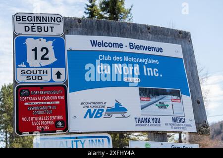 Verschiedene Schilder auf dem Trans Canada Trail in Edmunston, New Brunswick, Kanada Stockfoto