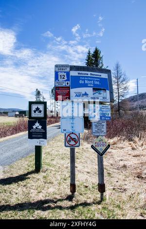 Verschiedene Schilder auf dem Trans Canada Trail in Edmunston, New Brunswick, Kanada Stockfoto