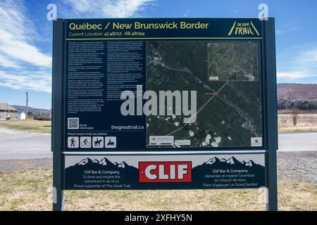 Schild der Grenzprovinz Quebec/New Brunswick auf dem Trans Canada Trail in Edmunston, New Brunswick, Kanada Stockfoto