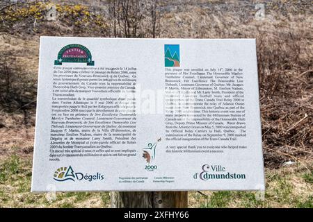 Interprovinzielles Schild an der Grenze zwischen New Brunswick und Quebec auf dem Trans Canada Trail in Edmunston in New Brunswick und Degelis in Quebec, Kanada Stockfoto