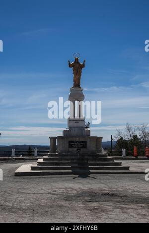 Statue des Heiligen Herzens an der Kirche in der Rue Commerciale in Saint-Louis-du-Ha! Ha!, Quebec, Kanada Stockfoto