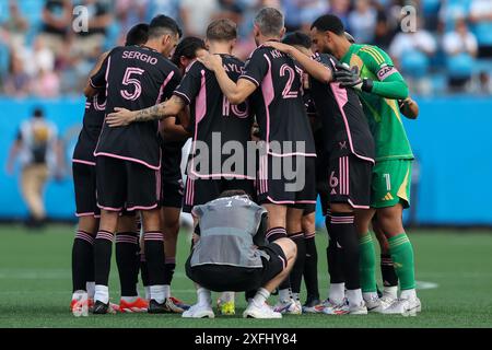 Charlotte, North Carolina, USA. Juli 2024. Die Teamkollegen von Inter Miami treffen sich am 3. Juli 2024 vor dem Spiel Charlotte FC gegen Inter Miami CF im Bank of America Stadium in Charlotte, NC. (Kreditbild: © Cory Knowlton/ZUMA Press Wire) NUR REDAKTIONELLE VERWENDUNG! Nicht für kommerzielle ZWECKE! Stockfoto