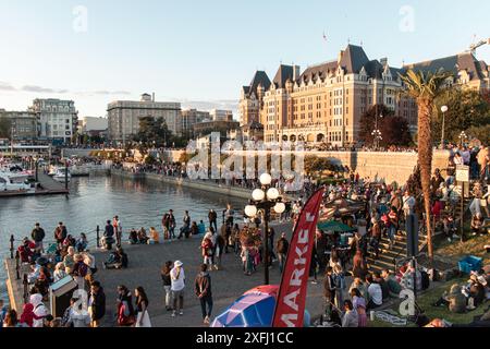 Victoria, KANADA - 1. Juli 2024 : eine große Menschenmenge versammelt sich im Inner Harbour von Victoria, um den Canada Day zu feiern Stockfoto