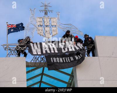 4. Juli 2024, Australien, Canberra, Parlamentsgebäude. Pro-palästinensische Demonstranten klettern auf das Dach des australischen Parlaments, um Banner zu entfalten, die die Rolle der australischen Regierung bei der Förderung des Völkermords in Gaza kritisieren Stockfoto