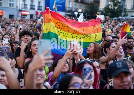 Madrid, Spanien. Juli 2024. Während der Proklamation des LGTBIQ Pride Festivals auf dem Pedro Zerolo Platz in Madrid halten die Menschen eine LGTBI-Flagge mit der Aufschrift „Go Lesbians“. Die MADO-Organisation 'Madrid Pride' hat das LGTBI Pride Festival 2024 eröffnet, das am 6. Juli mit der großen staatlichen Demonstration von LGTBI Pride durch die Straßen MADRIDS seinen Höhepunkt finden wird. Quelle: SOPA Images Limited/Alamy Live News Stockfoto