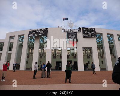 4. Juli 2024, Australien, Canberra, Parlamentsgebäude. Pro-palästinensische Demonstranten klettern auf das Dach des australischen Parlaments, um Banner zu entfalten, die die Rolle der australischen Regierung bei der Förderung des Völkermords in Gaza kritisieren Stockfoto