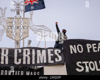 4. Juli 2024, Australien, Canberra, Parlamentsgebäude. Pro-palästinensische Demonstranten klettern auf das Dach des australischen Parlaments, um Banner zu entfalten, die die Rolle der australischen Regierung bei der Förderung des Völkermords in Gaza kritisieren Stockfoto