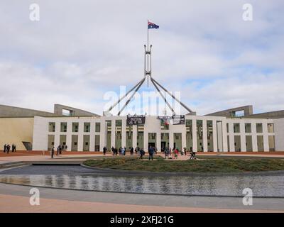 4. Juli 2024, Australien, Canberra, Parlamentsgebäude. Pro-palästinensische Demonstranten klettern auf das Dach des australischen Parlaments, um Banner zu entfalten, die die Rolle der australischen Regierung bei der Förderung des Völkermords in Gaza kritisieren Stockfoto