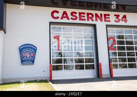 Feuerwache 34 und Service-Schilder in der Rue Raymond in Saint-Louis-du-Ha! Ha!, Quebec, Kanada Stockfoto