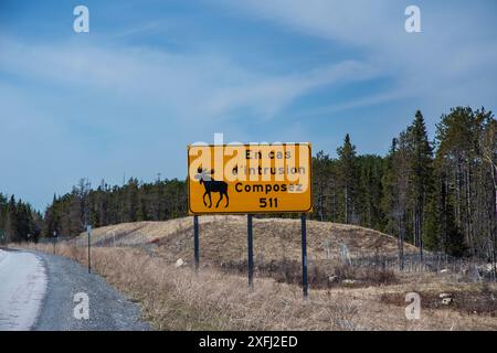 Elchwarnschild auf Französisch auf der Autoroute 85 in Rivière-du-Loup, Quebec, Kanada Stockfoto