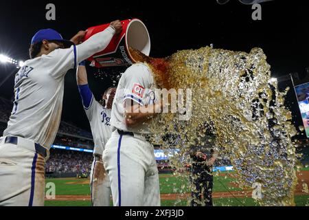 3. Juli 2024: Der Kansas City Royals Pitcher James McArthur (66) wird von Kansas City Royals Outfield MJ Melendez (1) und Kansas City Royals Shortstop Bobby Witt Jr. (7) nach ihrem Sieg über die Tampa Bay Rays im Kauffman Stadium in Kansas City, MO, übergossen. David Smith/CSM Stockfoto