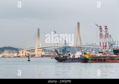 Wunderschöner Blick auf die Busan Harbor Bridge und den Hafen von Busan in Südkorea. Malerische Stadtlandschaft. Stockfoto
