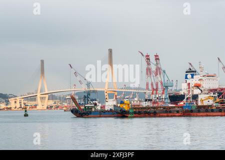 Wunderschöner Blick auf die Busan Harbor Bridge und den Hafen von Busan in Südkorea. Malerische Stadtlandschaft. Stockfoto