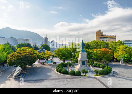 Wunderschöner Blick auf den Yongdusan Park in Busan, Südkorea. Die Stadt ist im Hintergrund sichtbar. Wunderbares Herbstbild der Stadt. Stockfoto