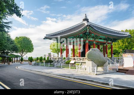 Farbenfroher Glockenpavillon mit traditioneller koreanischer Architektur auf blauem Himmel im Yongdusan Park in Busan, Südkorea. Malerische, sonnige Stadtlandschaft. Stockfoto