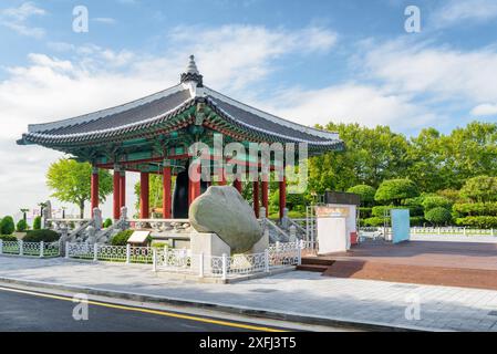 Farbenfroher Glockenpavillon mit traditioneller koreanischer Architektur auf blauem Himmel im Yongdusan Park in Busan, Südkorea. Malerische, sonnige Stadtlandschaft. Stockfoto