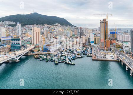 Blick von oben auf Schiffe, die am Hafen von Busan in Südkorea geparkt sind. Malerische Insel Yeongdo. Fantastische Stadtlandschaft. Stockfoto