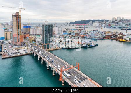 Panoramablick auf den Hafen von Busan und die Yeongdo Bridge in Busan, Südkorea. Fantastische Stadtlandschaft. Stockfoto