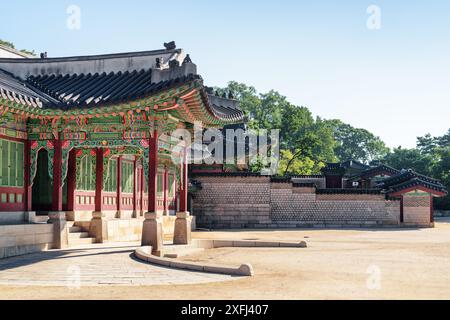 Farbenfrohe Huijeongdang Halle des Changdeokgung Palace in Seoul, Südkorea. Erstaunliche traditionelle koreanische Palastarchitektur. Stockfoto