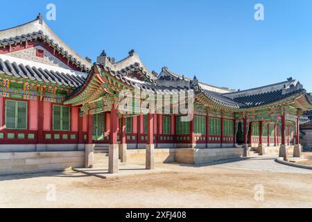 Fantastischer Blick auf die farbenfrohe Huijeongdang Hall im Changdeokgung Palace auf blauem Himmel Hintergrund in Seoul, Südkorea. Stockfoto