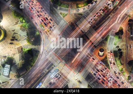 Blick auf die Straßenkreuzung in der Innenstadt von Seoul in Südkorea am Abend. Autos und farbenfrohe Busse auf den Straßen. Nächtlicher Stadtverkehr. Stockfoto