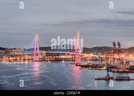 Farbenfroher Abendblick auf die Busan Harbor Bridge und den Hafen von Busan in Südkorea. Stockfoto