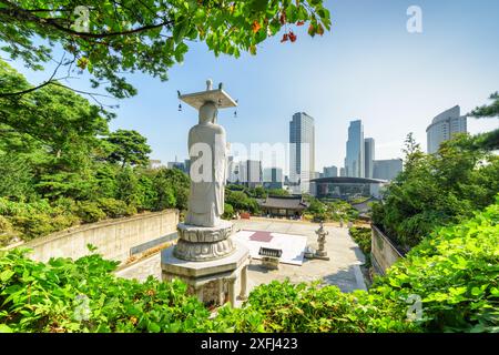 Wunderschöner Blick auf die Skyline von Seoul vom Bongeunsa Tempel im Gangnam District in Seoul, Südkorea. Rückansicht der Buddha-Statue. Stockfoto