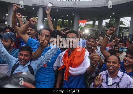 Neu-Delhi, Delhi, Indien. Juli 2024. Die Fans bejubeln die Ankunft des indischen Cricket-Teams am Indira Gandhi International Airport, nachdem er am 4. Juli 2024 den ICC T20 World Cup in Neu-Delhi gewonnen hatte. (Kreditbild: © Kabir Jhangiani/ZUMA Press Wire) NUR REDAKTIONELLE VERWENDUNG! Nicht für kommerzielle ZWECKE! Stockfoto