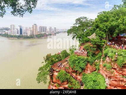 Leshan, China - 28. September 2017: Wunderbarer Blick auf die Stadt und den Zusammenfluss von Min und Dadu vom Leshan Riesenbuddha. Stockfoto